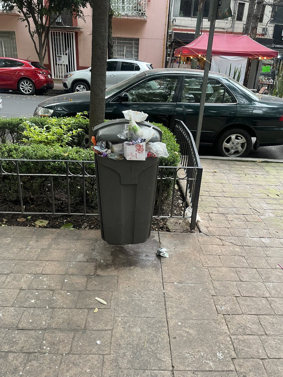 Fernando_19's tweet photo. En todo el parque Escandón (Jardín Morelos) Papeleras a metros de donde juegan los niños, así o + irresponsable alcalde @mauriciotabe , urge limpieza, ojalá fuéramos Polanco para q nos hiciera caso #OLAMH #PrevenciónMH #ReverdeceMH #RenaceMH @MHcesac @AlcaldiaMHmx @MHPCiudadana https://t.co/xS4RObLghm