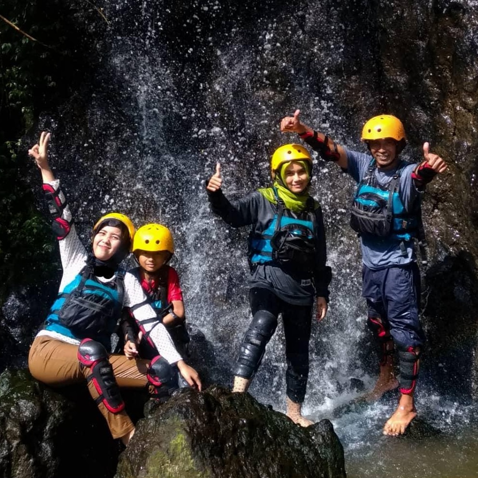 elzadeka's tweet photo. Jaga sungai yaa, kalau sungai nya bersih kan seru buat river tubing kayak gini. Healing healing biar gak pusing #welovecities #weloveprobolinggo #dpuprpkpkotaprobolinggo https://t.co/uW3naDu2TL