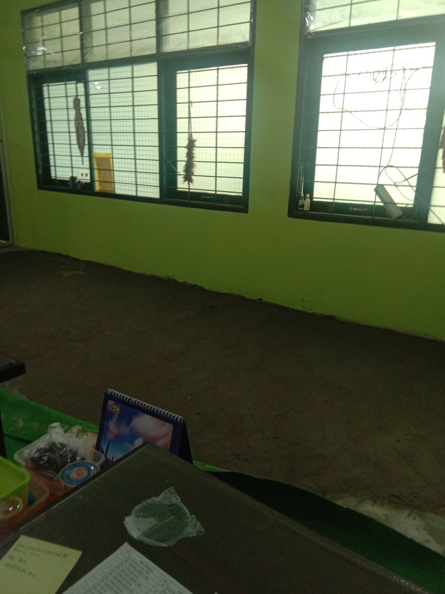gadispopok's tweet photo. Kemarin ngira kulit mukanya tiba2 kering dan gatel krna turun ke lapangan panas2. Ternyata krna dsni. Debunya parah. Dan sudah hampir 1 minggu dan bakal lebih lama lg. https://t.co/0LMFoO2cv4