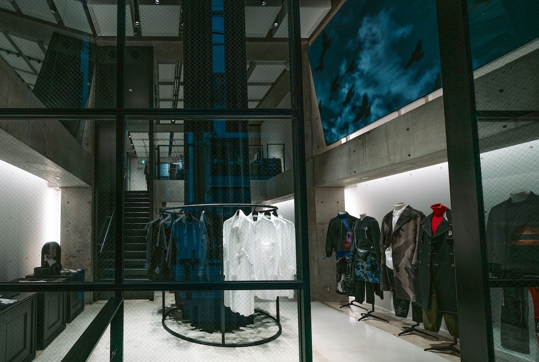 ys_theofficial's tweet photo. Now Open: #WILDSIDEYOHJIYAMAMOTO #OSAKA

ヨウジヤマモト社の数あるブランドを一堂に集積した世界初の複合ストアのラインアップには、#Ys も加わり、3Fでご紹介しています。

ヨウジヤマモト社の最新ムーブメントが揃う本ストアにどうぞご期待ください。

https://t.co/o127TFgWh6 https://t.co/YWEfCWcJcw