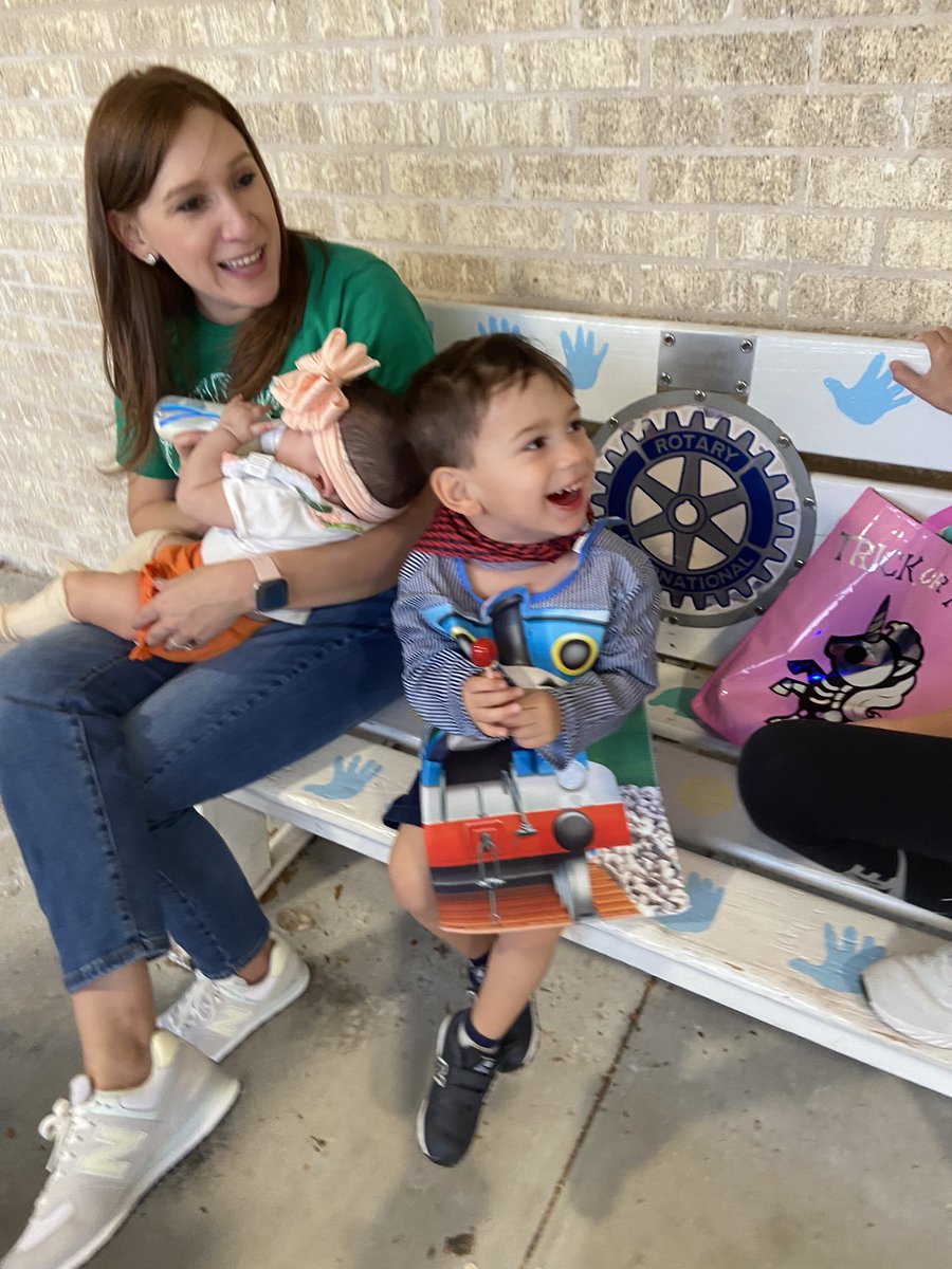 AlyMarkowski's tweet photo. We are blessed with the best PTA! They put on our first ever Trunk or Treat and it was a HUGE success! I love our ABE family! @PTAofficialpk #wearefamily #proudterrapin #futureterrapin https://t.co/oaBNkT6eKs