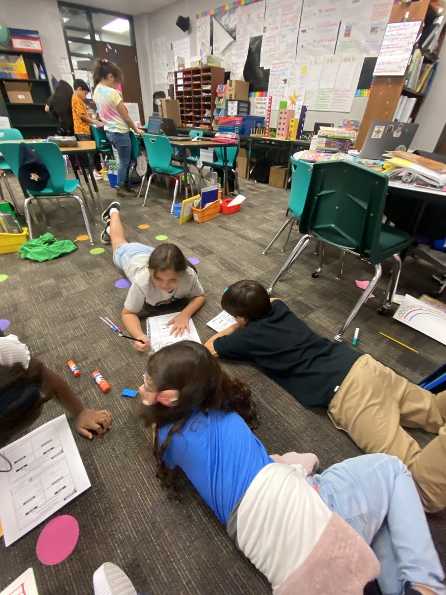 texasmaestramsg's tweet photo. Differentiated #Spanish math word problems thanks to #YourBestieTeacher on @TpT_Official. Love having the opportunity to discuss and work through our thinking together! ❤️@HumbleISD_HE @MrsVelasco_HE @HumbleElemMath @DualLanguage_HE #iteachsecondgrade https://t.co/pcMlj7qgLz