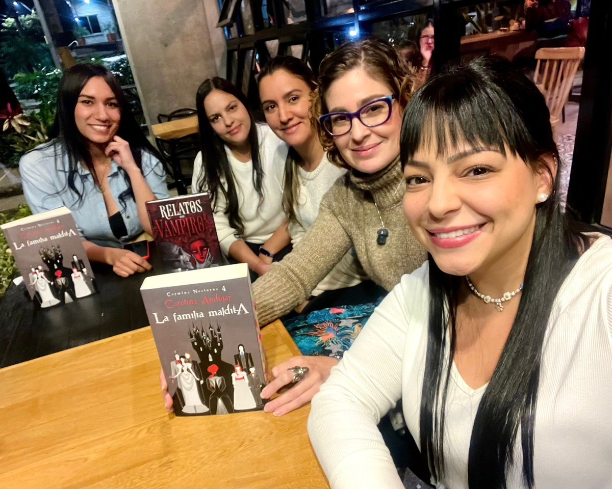 Daniuflorez's tweet photo. Me enamoré de Aurel 😍 ¡Es hermoso! 😍
Hoy hicimos el cierre de esta maravillosa historia. Gracias @caroandujar  que novela tan adictiva 😋 https://t.co/ln6JQCiokG