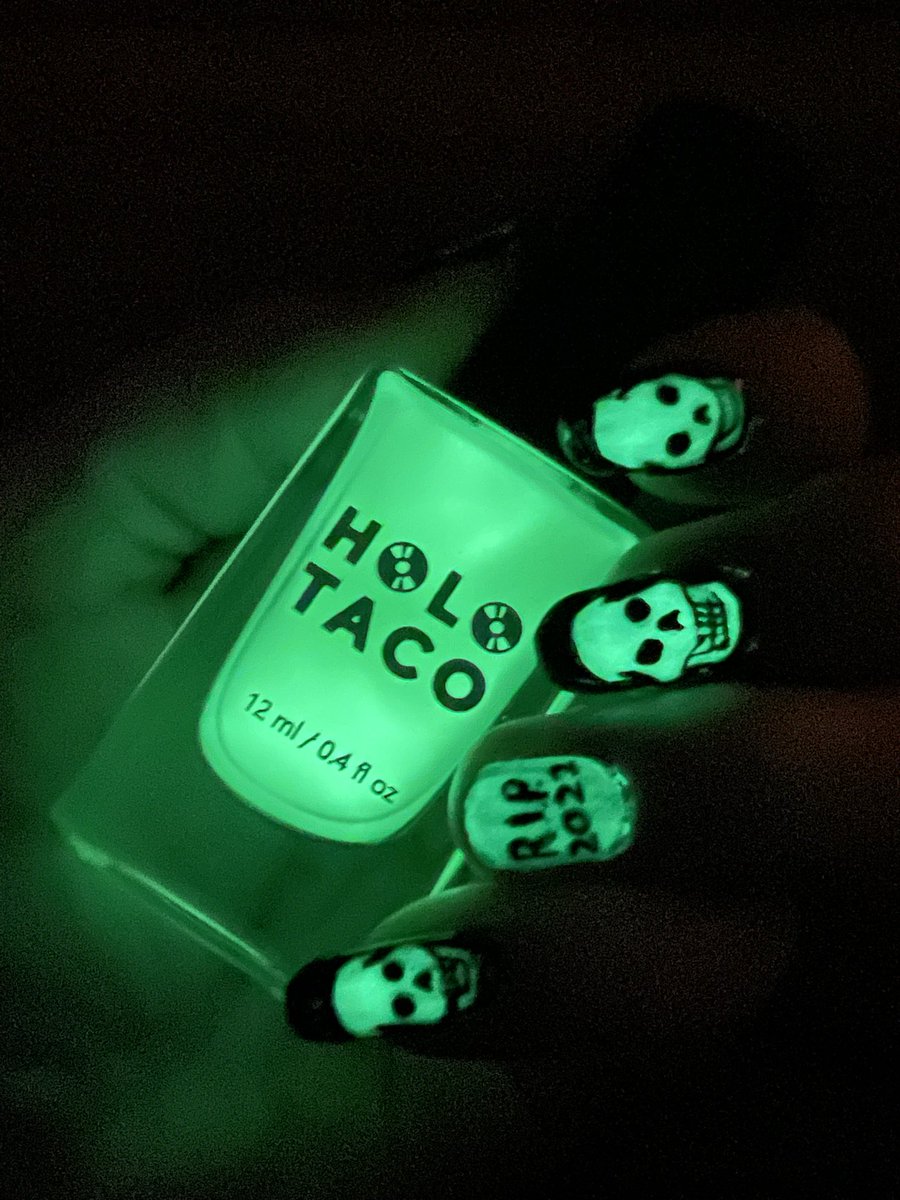 environmenthol's tweet photo. my #holotacoholoween2022 entry. #skulls #nailart @holotaco https://t.co/JPOEOcS0OD