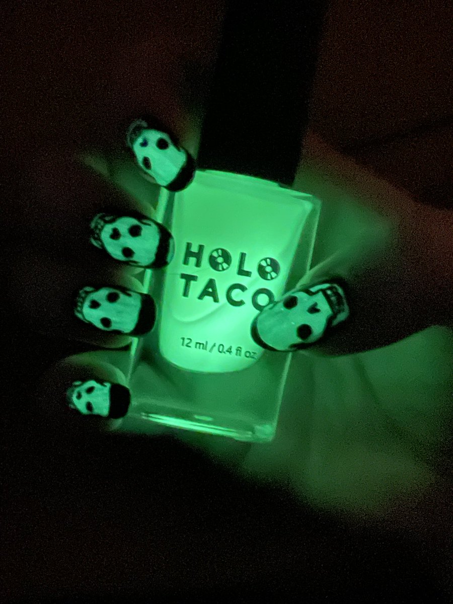 environmenthol's tweet photo. my #holotacoholoween2022 entry. #skulls #nailart @holotaco https://t.co/JPOEOcS0OD