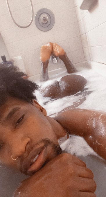 Happy Friday Everyone relax and smoke a blunt and take a nice bath 🛀   Enjoy the weekend https://t.c