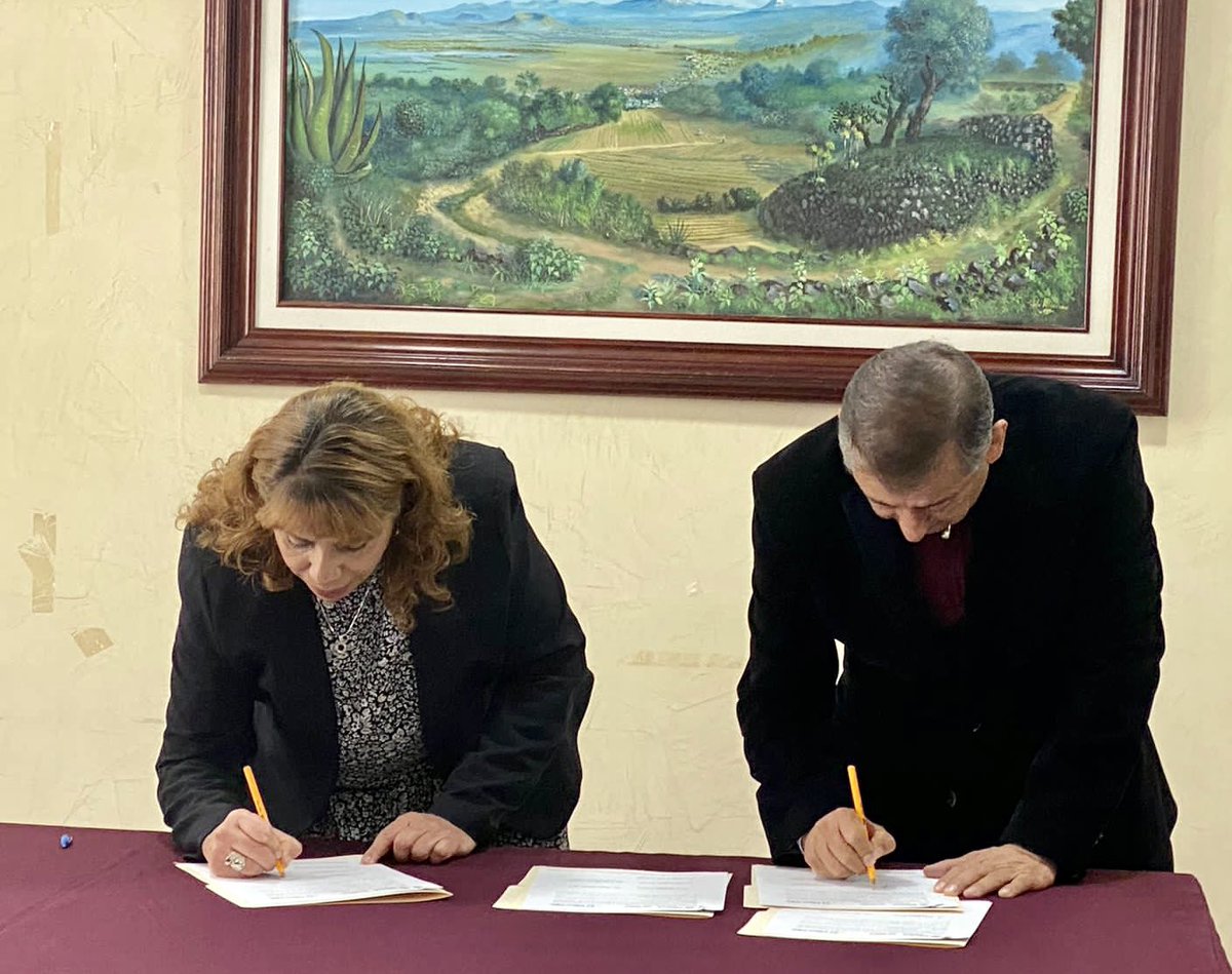 ISSSTE_mx's tweet photo. El DG, @drpedrozenteno, la alcaldesa de Milpa Alta, Judith Vanegas Tapia, así como autoridades del #Issste y @GobMilpaAlta firmaron el convenio de colaboración de Estrategia Transversal de Atención primaria de Salud ECOS (Equipos comunitarios de Salud). #IsssteAlMomento. https://t.co/Bwfrney0Y7