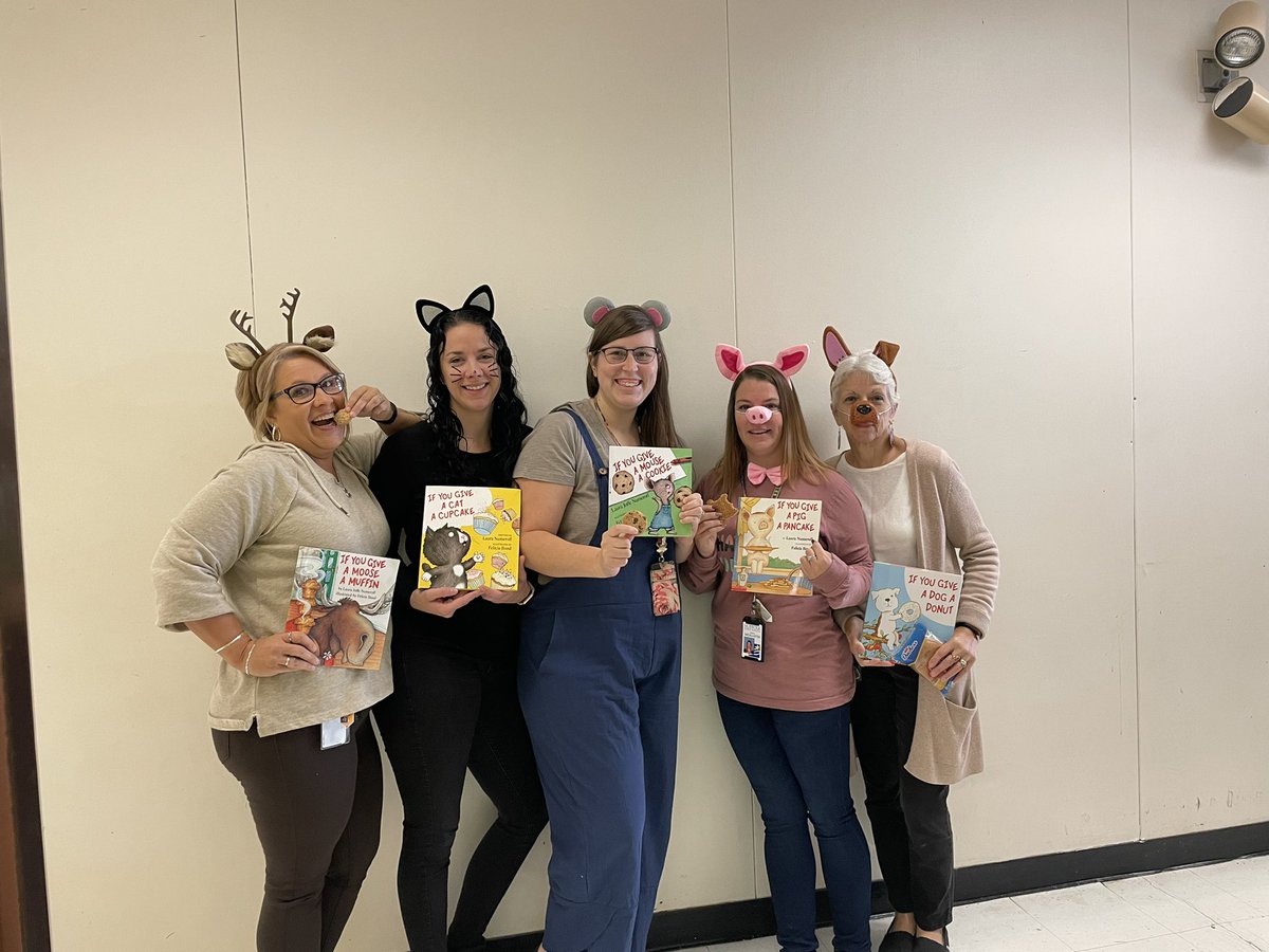 Reading1Goddess's tweet photo. Storybook character day! Our wonderful 3rd grade team is excited about reading! @EFES_Proud https://t.co/vjaoQONI1o