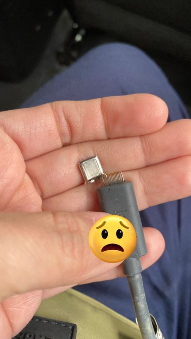 Aplaste y romp&iacute; el coso que conecta mi c&aacute;mara 😭😭 Alguien sabe donde podr&iacute;a repararlo???? O armamos la<a href="/tag/hdp"class="tags"><span>#hdp</span></a><a href="/tag/codmobile"class="tags"><span>#codmobile</span></a><a href="/tag/losodio"class="tags"><span>#losodio</span></a>