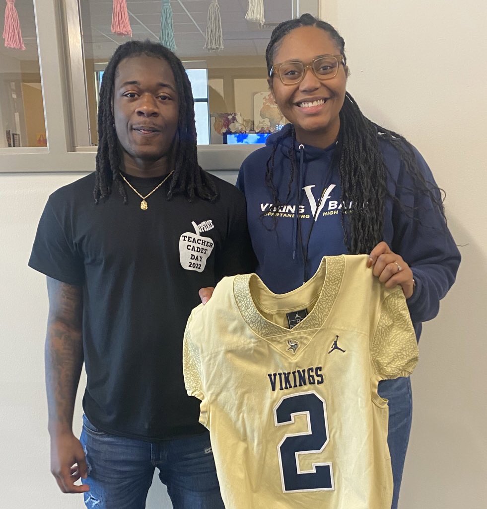 Senior Night at Viking Field tonight. Senior <a href="/radrekuscarter1/">Radrekus (drek) carter🦹🏾‍♂️</a> would like to recognize Coach Jack as his most influential teacher. #REFINED @SHSvikings @SHSVikingSports @SchoolDistrict7 <a href="/REFINEDFB/">Coach Mark Hodge</a>