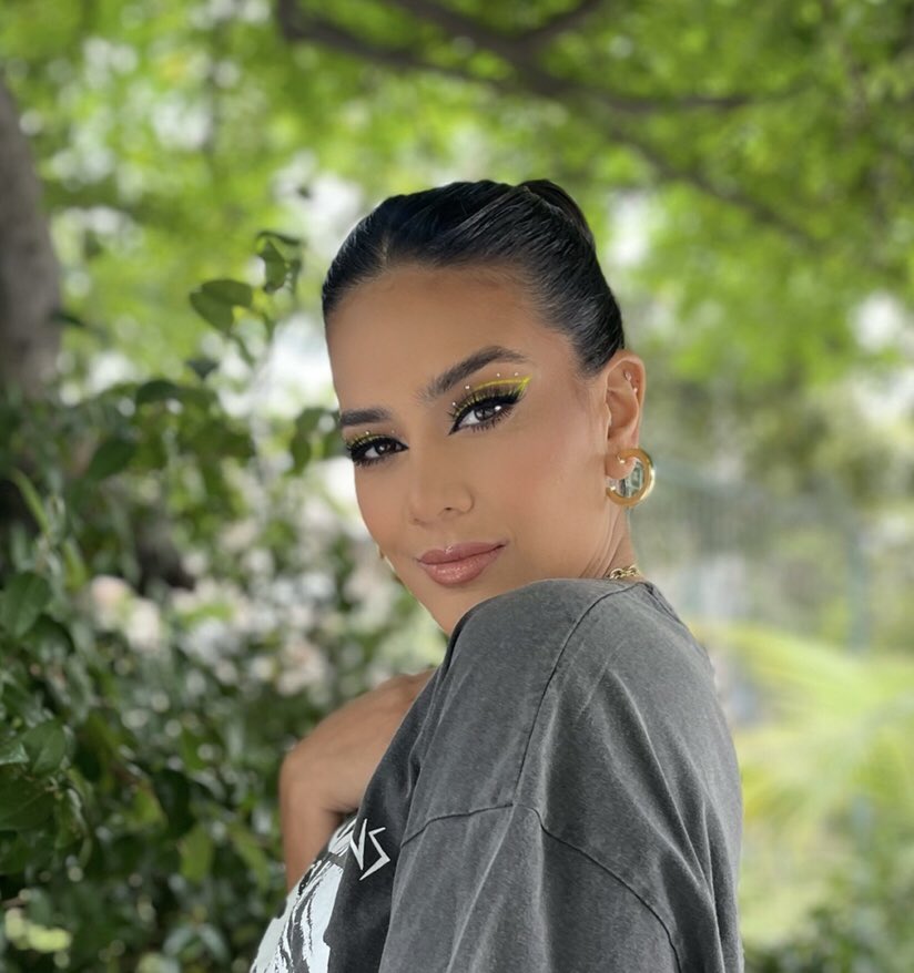 marcialema's tweet photo. Háblenme del nuevo look de makeup y peinado para @MichelaPinBu 💚para los @lospremiosheat entrevistas / made in Ecuador 🇪🇨 by me https://t.co/d2YkqHQiJP