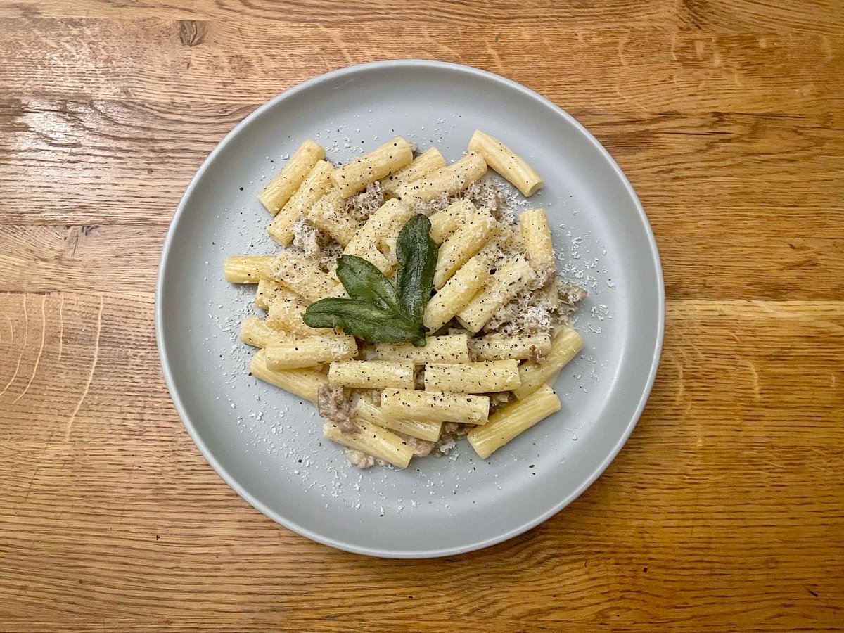 NeophyteCook's tweet photo. Rigatoni Alla Norcina: Italian sausage from @salsicciamo cooked in white wine, cream and Parmesan. A rich creamy and indulgent Friday night dinner. @notorious_foodie 

#London #Surbiton #Norcina #Rigatoni #Sage #Pasta #Cream #ItalianSausage #WhiteWine #FridayNightDinner https://t.co/Zw4odMTqHN