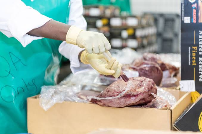 AfricaFactsZone's tweet photo. Why Namibian beef is the healthiest in Africa, and is exported to USA, EU and China.

In 1911, German colonialists decided to fence it to protect livestock from cross border disease transmission.

They banned livestock from Northern Namibia from crossing into the Southern part. https://t.co/BlRQrWQVTP