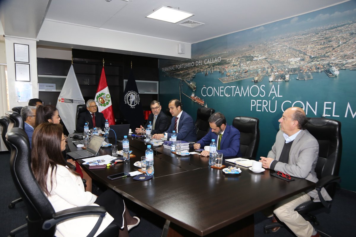 APN_PuertosPeru's tweet photo. 📌 La Alta Dirección de la APN recibió a los directores y ejecutivos de la Empresa Portuaria Valparaíso #Chile, quienes presentaron el puerto de Valparaíso y sus proyectos en curso, con el fin de intercambiar experiencias y conocer los avances del Terminal Portuario del Callao. https://t.co/amSFZpgLI4