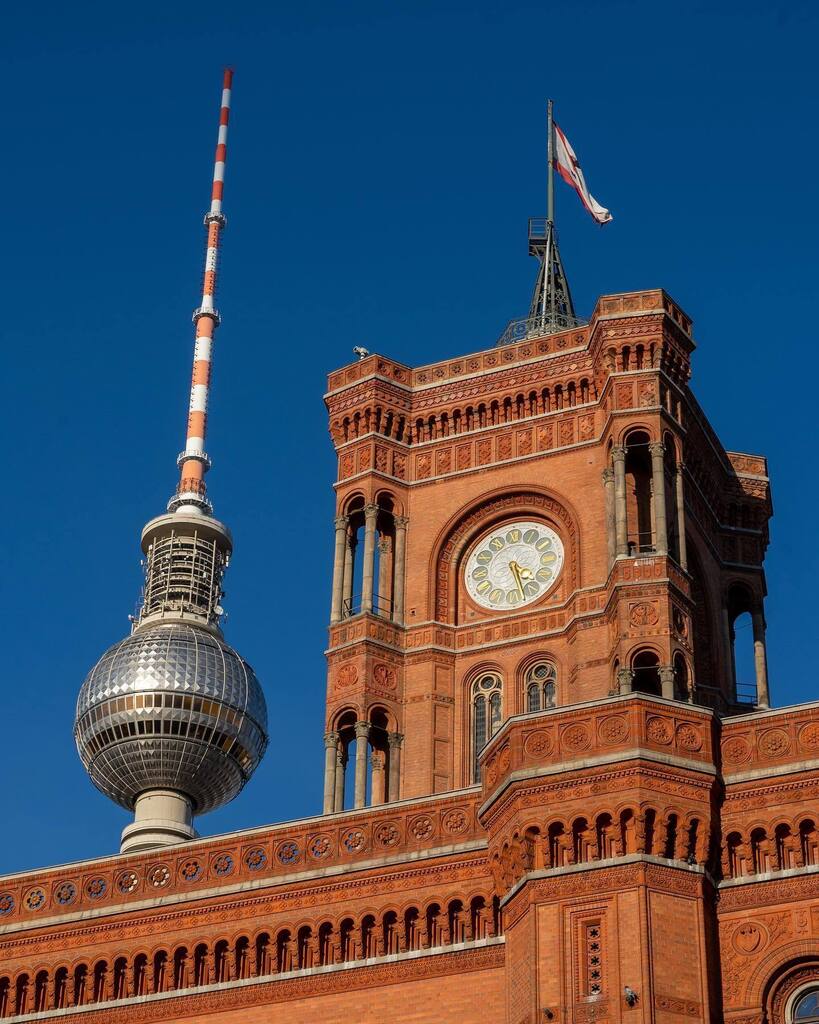kaoDev's tweet photo. Beautiful autumn in Berlin #urban #architecture #katerblau #alex #holzmarkt #photography #bluesky #berlin #goldenoctober https://t.co/LR5YPXBPH6 https://t.co/cPyiuPlpQD