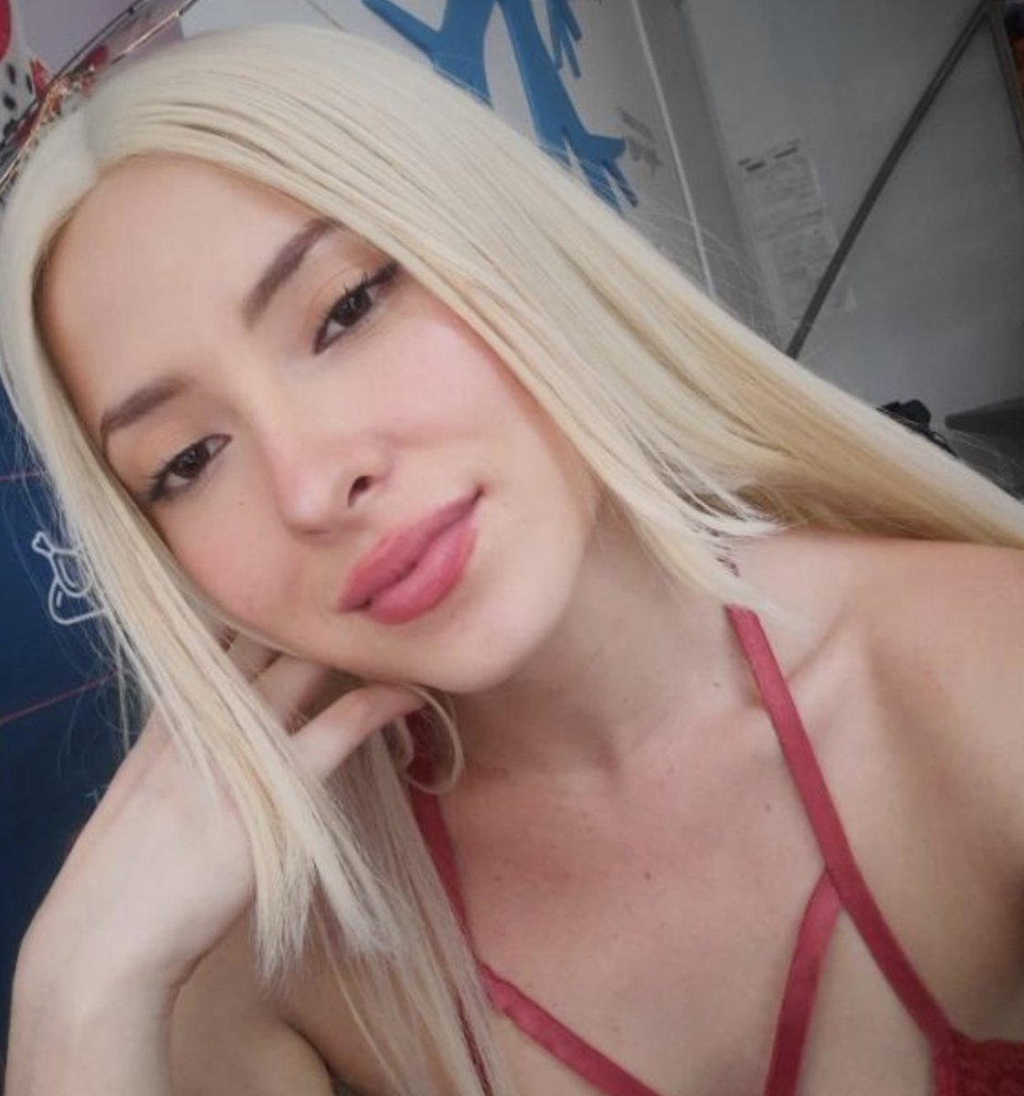 Lauradoll00's tweet photo. Do i look good with no makeup 🥹🥹☺️ https://t.co/epS4pPbu3X
