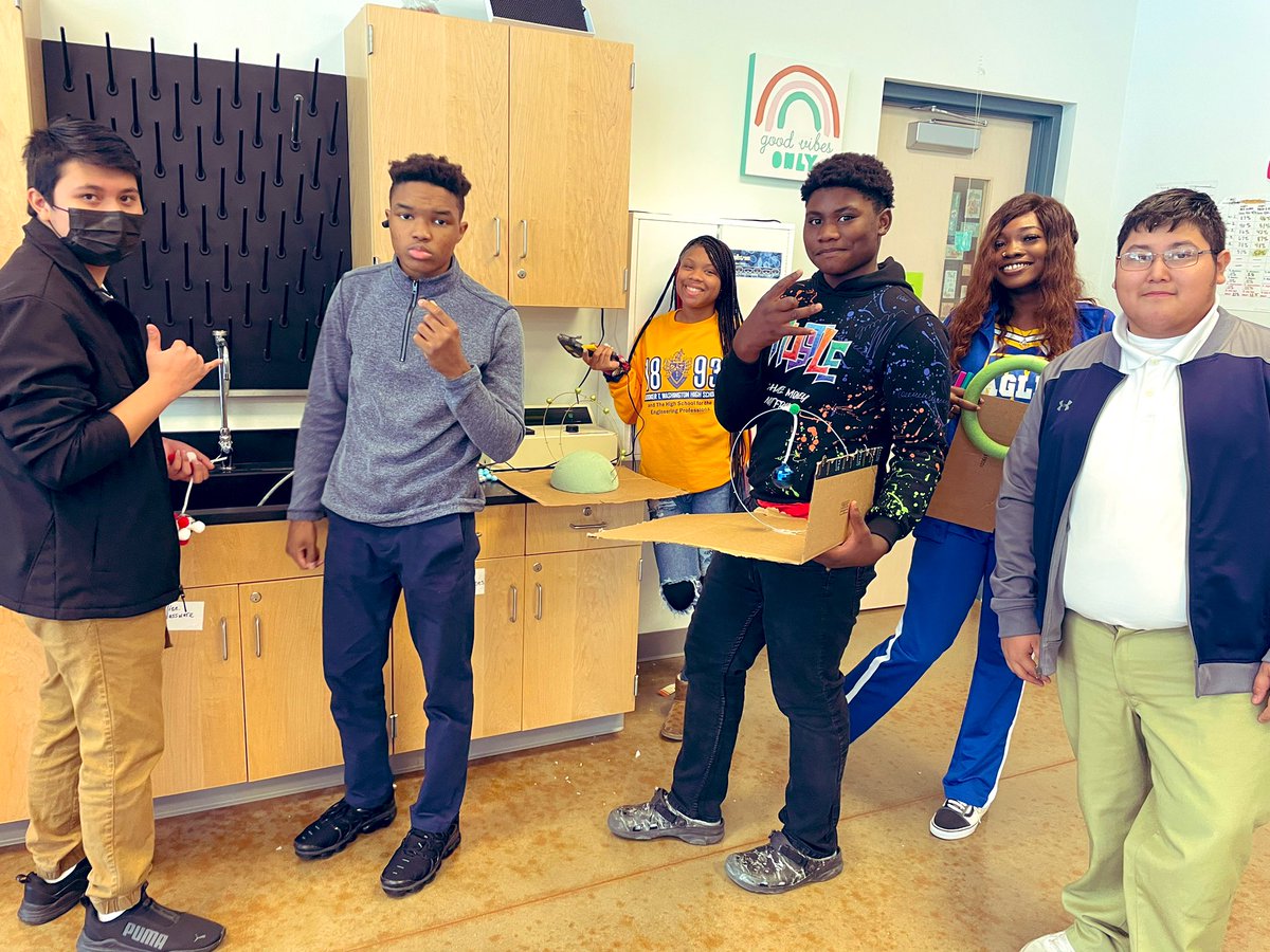 paintthetownMED's tweet photo. Makerspace + Curious Scholars = Development of critical thinking and problem solving skills + Increased communication and collaboration!
#communityintheclassroom #engineeringdesigncycle #atomicmodel @BTW_Houston @btw_hsep @HISD_SecSci https://t.co/kVPR0w19BW