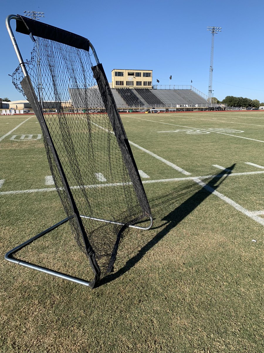 dhskickingnet's tweet photo. Big rivalry game in CoMANche, TX tonight! R-r-r-r-roooollll Tribe don’t make no sense. Ever see an Indian try to hunt a Lion &amp; use the roll technique? #GoLions #DUBlin #Rivals #WatchTheBusWindows https://t.co/zygomo9WpO