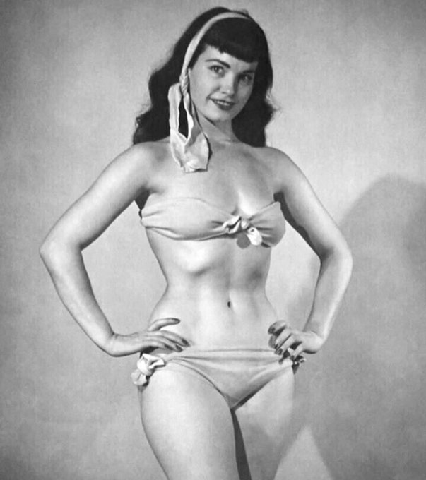 Casual Friday ☀️ Happy weekend, Bettie babes & beaus! 🥰💞

#queenofpinups #bettiepage #abs #50sstyle #fitpinup