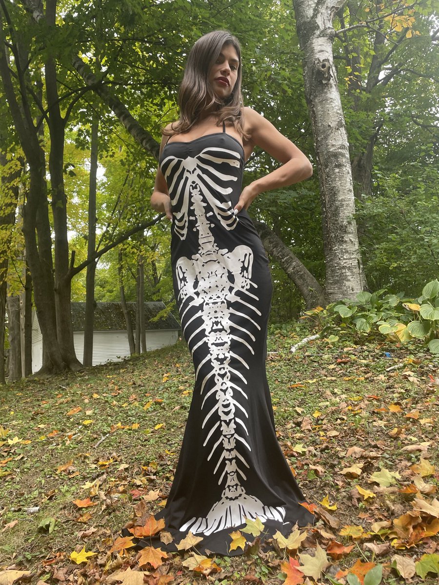 carabeanz on Twitter: "Who wants to see the dress off? 🖤😈 https