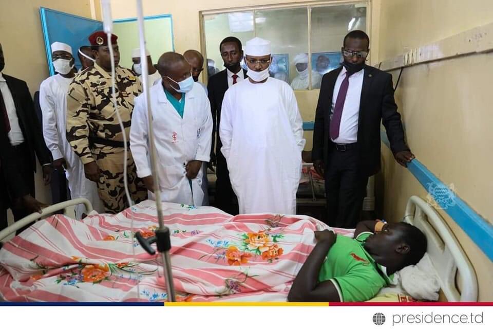 RaissaKassire's tweet photo. Le président de la Transition du Tchad 🇹🇩 le Gal @GmahamatIdi a rendu visite aux personnes blessées hier lors des manifestations.#PrayForChad https://t.co/L28FFt72fU