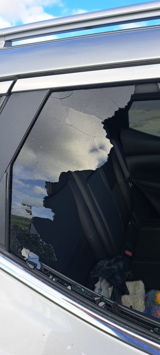 gillybean534's tweet photo. A shout out to two PCSO's who came to our help on Dartmoor yesterday from @DC_Police, someone decided our car had 1 window too many,their need was clearly greater than ours 😑 thanks to @lv who put us in touch with @Autoglass Exeter who fixed us up for a long journey home https://t.co/66t7VI9xKv