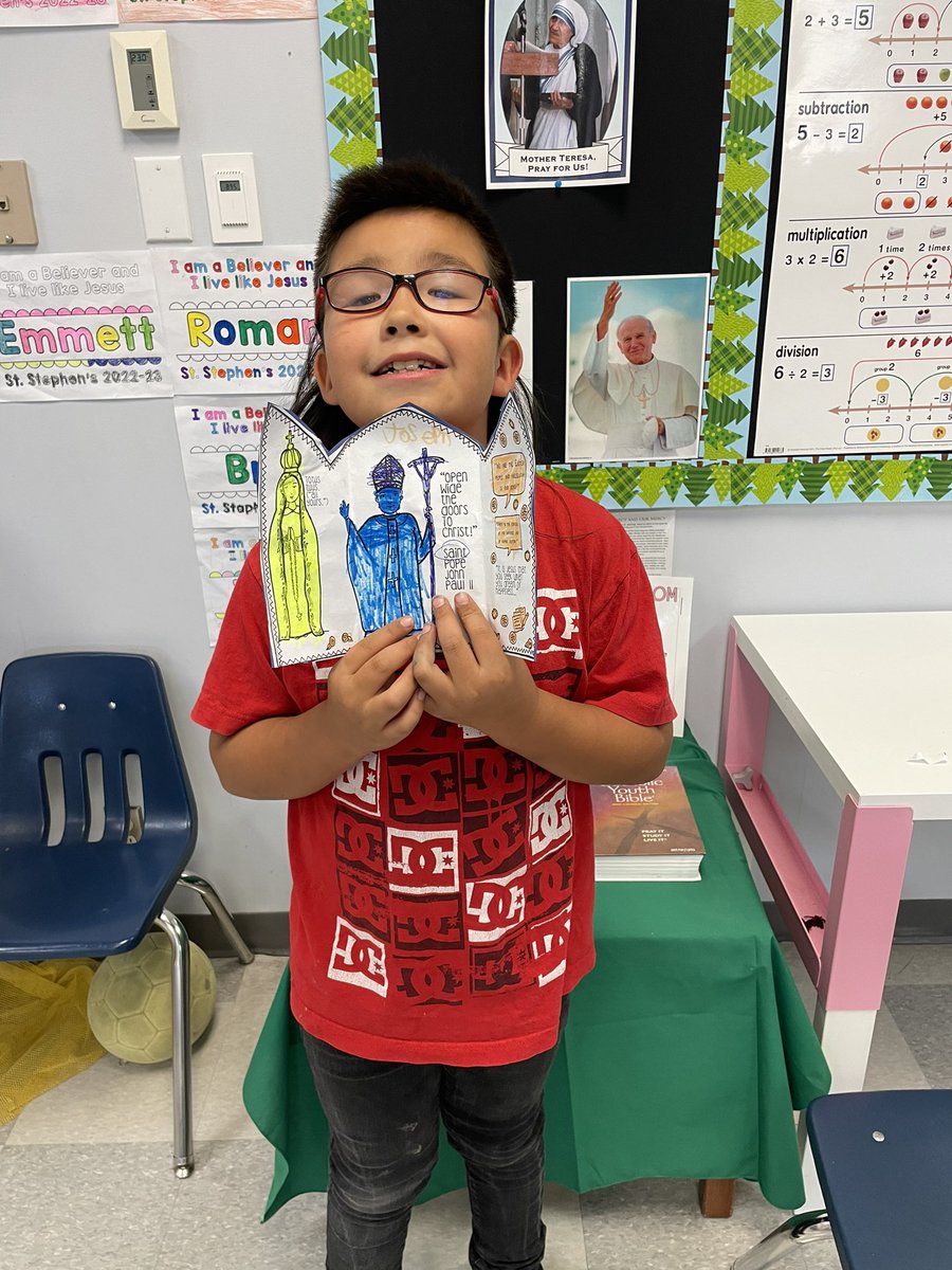 hfcrd37sts's tweet photo. We had a wonderful day learning about Pope John Paul II. Grade 3S made triptychs. #iBelieveinCatholicEd https://t.co/VZ7pJ89c1T