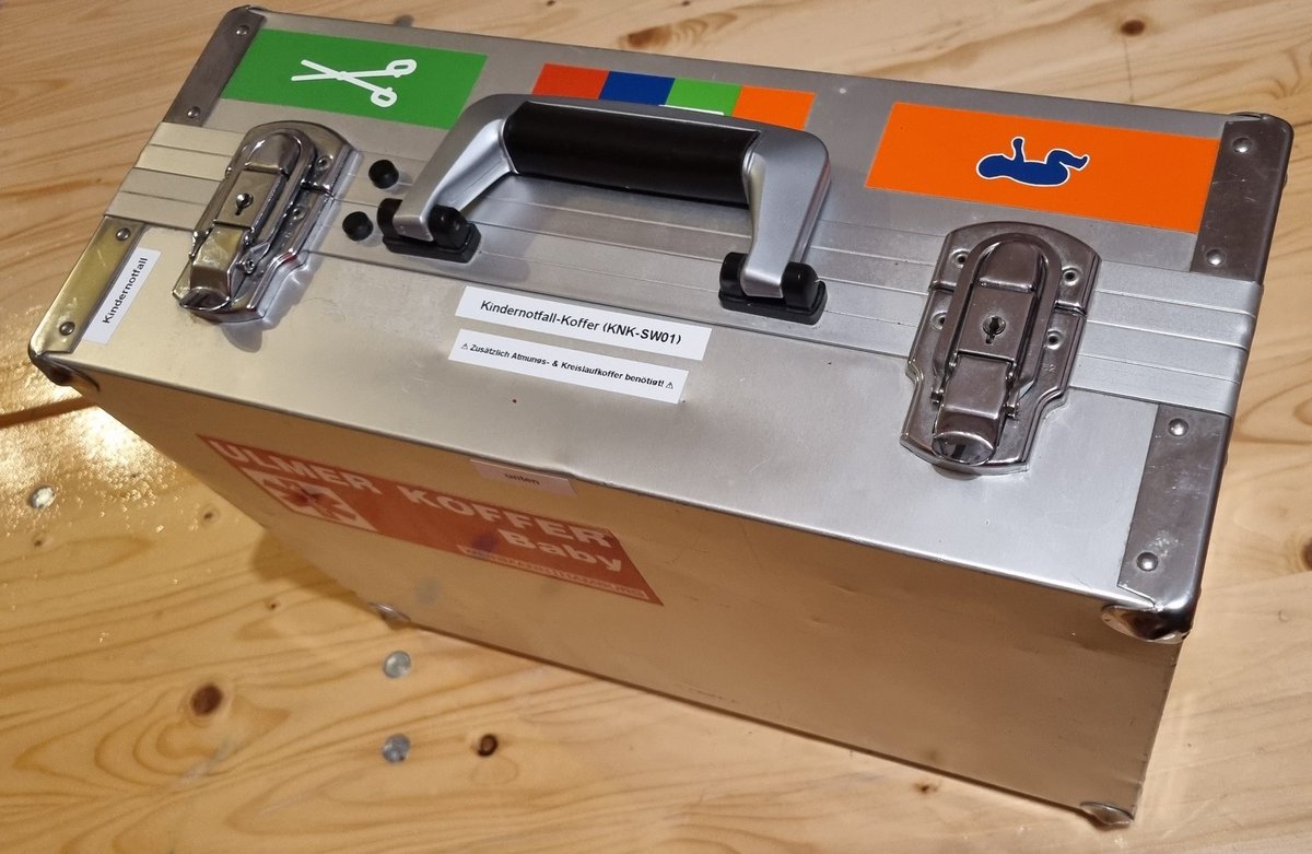 demosanitaeter's tweet image. Unser neuer #Kindernotfallkoffer. Er ergänzt zukünftig unsere Atmungs- und Kreislaufkoffer oder Rettungsrucksäcke um zusätzliches Material für Kinder.

#Kindernotfall #Pädiatrie #Kinder #Jugendliche #Kinderheilkunde #Fieberkrampf #Sanitätsdienst #Sandienst #Notfallkoffer #SGSW