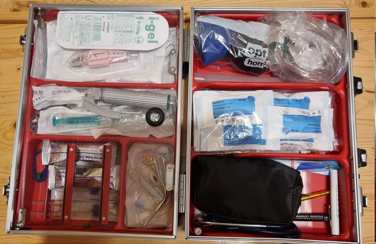 demosanitaeter's tweet image. Unser neuer #Kindernotfallkoffer. Er ergänzt zukünftig unsere Atmungs- und Kreislaufkoffer oder Rettungsrucksäcke um zusätzliches Material für Kinder.

#Kindernotfall #Pädiatrie #Kinder #Jugendliche #Kinderheilkunde #Fieberkrampf #Sanitätsdienst #Sandienst #Notfallkoffer #SGSW
