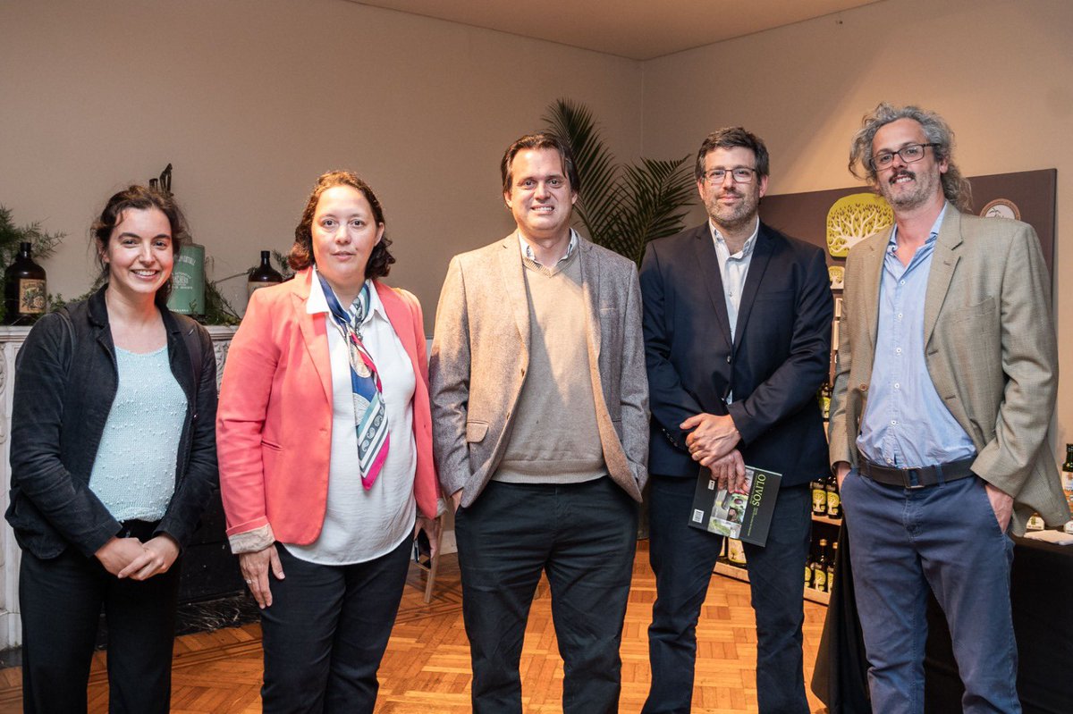 nchiesa's tweet photo. Este miércoles con el ministro @Pablo_Mieres y las autoridades de #Asolur inauguramos el Salón de Aceite de Oliva Virgen Extra del Uruguay 🇺🇾. Una oportunidad de fomentar el producto de nuestro país que compite mundialmente con su calidad. @MGAPUruguay #Digegra https://t.co/hM1Dc8IXKa
