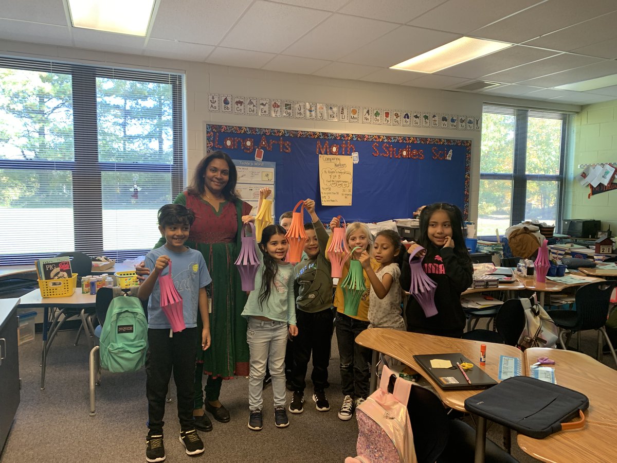 Mrs. Reghu taught Ms. Johnson's second grade class about Diwali and made paper lanterns with them! Thank you, Mrs. Reghu for sharing an important part of your culture with our students. @MullenShamrocks @PypMullen @PWCSNews @JenHoffowerPWCS