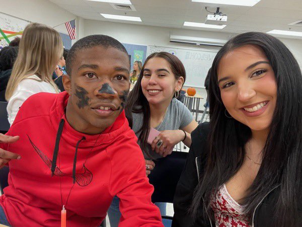 HarlanAVID's tweet photo. Face painting, BINGO, pumpkin painting, cookie decorating and devouring, dance party, trick or treating, and making masks is the way AVID, Senior Sem and ALE spent our day!!💙 @NISDHarlan @HarlanHawks_VB @harlanhawkmedia @HarlanDrillTeam #community #collaboration #totalJOY https://t.co/RGdWVxM1rm