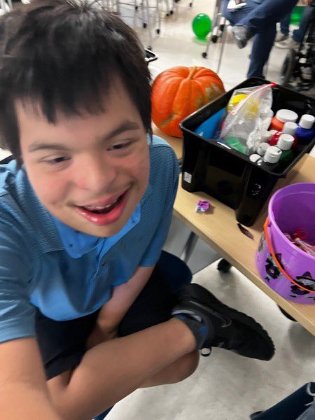 HarlanAVID's tweet photo. Face painting, BINGO, pumpkin painting, cookie decorating and devouring, dance party, trick or treating, and making masks is the way AVID, Senior Sem and ALE spent our day!!💙 @NISDHarlan @HarlanHawks_VB @harlanhawkmedia @HarlanDrillTeam #community #collaboration #totalJOY https://t.co/RGdWVxM1rm