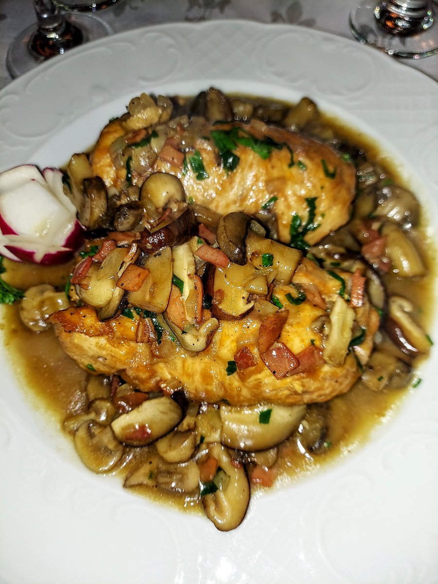 DJJHERRERA's tweet photo. Dinner at #MichaelsOfBrooklyn food is dynamite; exquisite food service! I aimed for the Chicken Rollatini -cheers to the weekend 🥂 https://t.co/1HpIsxpkQI