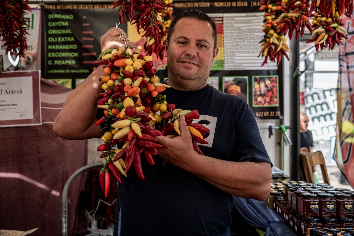 la_boqueria's tweet photo. Bon dia!☀️

Donem la benvinguda a la segona jornada de #MercatDeMercats a la plaça de les Glòries amb @OlivesFrancesc i @soleyboqueria😍

Productes de proximitat, tapes de mercat, música en viu, activitats infantils, showcookings, degustacions... 🥳🎉 T'hi esperem!

@MercatsBCN https://t.co/vtKkcS5dOe