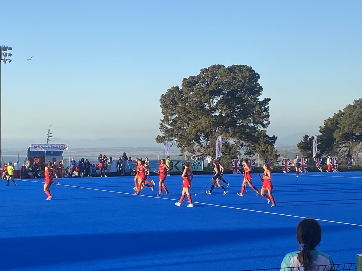 andydonoso15's tweet photo. Qué honor y orgullo tenerlas en Concón …. #diablas #diablitas #hockeychile ❤️ https://t.co/gIoJBWjd4X