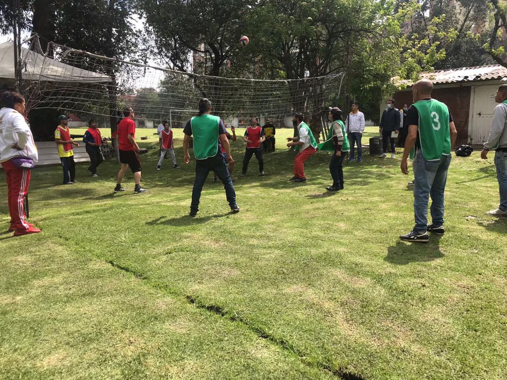 En la comunidad de vida El Camino realizamos un encuentro de voleibol con 36 ciudadanos exhabitantes de calle de nuestras modalidades de servicio. 🏐🏅 ¡El deporte ⚽️fortalece los estilos de vida saludables y fomenta una sana convivencia! 💛❤️ #JuntosCuidamosBogotá