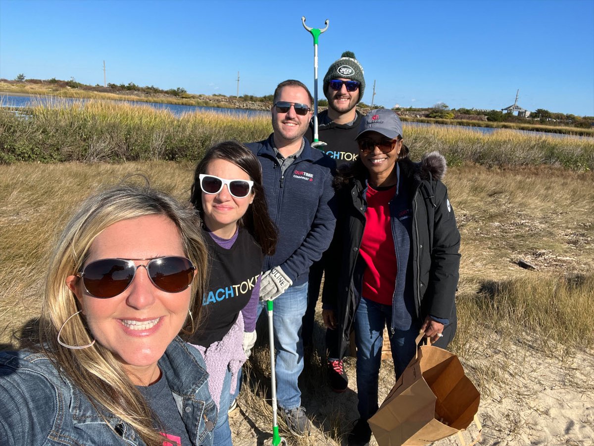 CDavisHR's tweet photo. I had such a great time with some of my HR colleagues working with @beach_token to clean up Sandy Hook as part of @Commvault Cares #CommvaultLife https://t.co/7V9dyIjDte