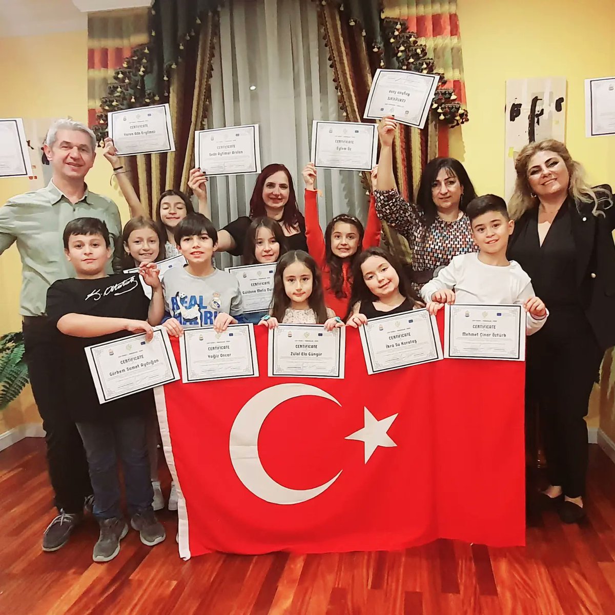 TurkeyPlus's tweet photo. 🇹🇷🇪🇸İspanya öğrenci hareketliliğimizde minik eğitim elçilerimiz sertifikalarını ev sahibi ortağımız olan @COLEGIOPEDROI okul müdürü ve proje koordinatöründen aldılar.
@tcmeb 
@ABBaskanligi @ulusalajans
@EskisehirMem
@odunpazarimem @1Havaikmal
@one_climate
@ErasmusWater https://t.co/WhynghoFCQ