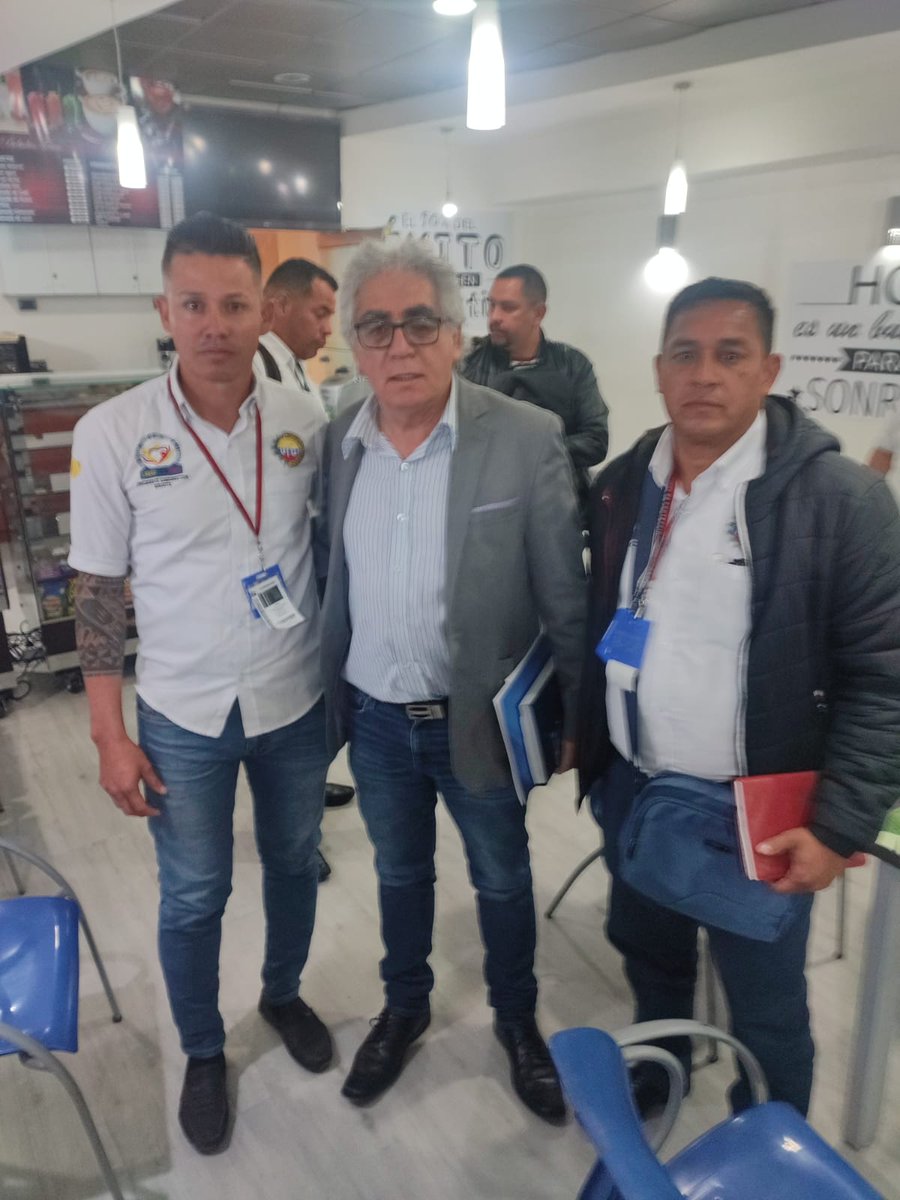 UNSITRASEGNAL's tweet photo. @UNSITRASEGNAL Comprometidos con el mejoramiento de las condiciones en la @UNPColombia para los hombres de protección. Jorge Guerra presidente @subdirectivabgt, El Director de la UNP Augusto Rodrígue y Jaime Zambrano Fiscal Subdirectiva Bogotá. @SFenascol @UTCinformaopina https://t.co/tAwy3yq2YL