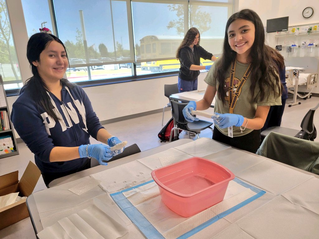 MISDVanguardHS's tweet photo. Med Term students in Mrs. Davis's class spent the day learning about fracture types and casting bones! #MISDCTE #DiscoverVanguard https://t.co/RyaUn4cmEg