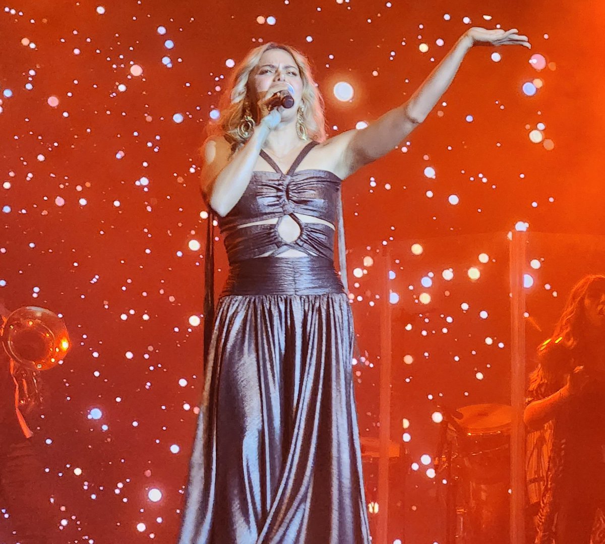 Anaoficial_'s tweet photo. Hace dos semanas del concierto de @AdrianaLucia y siento que ya necesito otro. Es necesario recargar pilas y echar pa' fuera los dolores... https://t.co/p7bnCmEceH https://t.co/XwWOxDUqI2