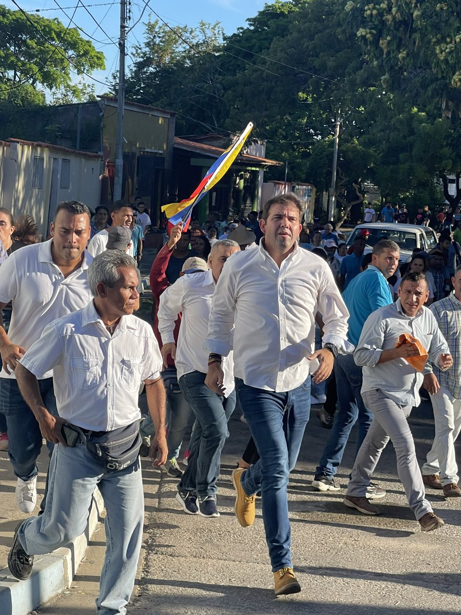 prospericarlos's tweet photo. ¡Que grande eres #NvaEsparta!

Continuamos reafirmando nuestra capacidad de fuerza y lucha desde todos los rincones de Venezuela, hoy junto a @ChivoNarvaezAD Sec. General y @JoseGreGomezF1 Organización en el Mcpio Mariño, avanzado por la reconquista de la Democracia. #Mcpio202 https://t.co/OTxAHCbZIx