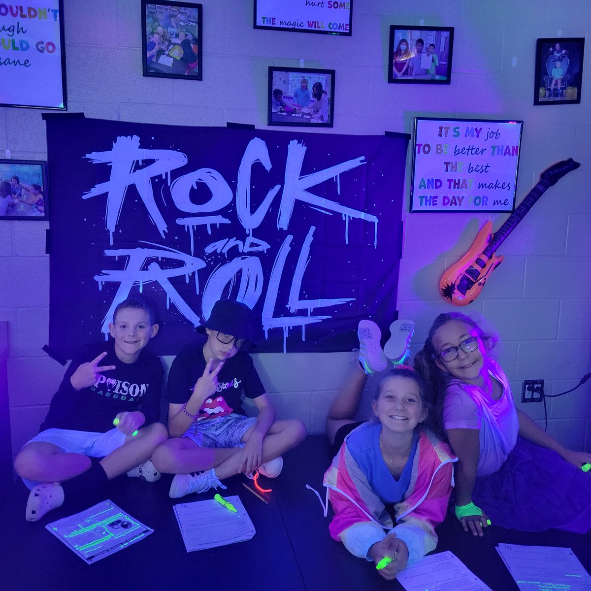 FenskeKacie's tweet photo. Rock and Glow!  We were ROCKING text evidence today with our close reading of nonfiction!  #clarkconnects #rockyourschool #getyourteachon #gyto https://t.co/0xa6joazW6