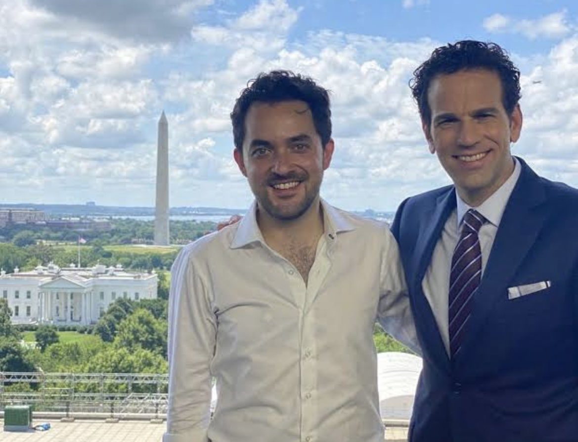 sevillacritico's tweet photo. Déjeme entender: ¿Entonces el “periodista” que se lanzó vs. @jenarovillamil es @ClaudioOchoaH, el asistente de producción de @CarlosLoret cuya fortuna, desde que está con “Lord Montajes”, asciende a más de 4 mdd? ¿Y es quien acosa a JR. López Beltrán? Ahora todo tiene sentido.👇 https://t.co/EiiNi656q6
