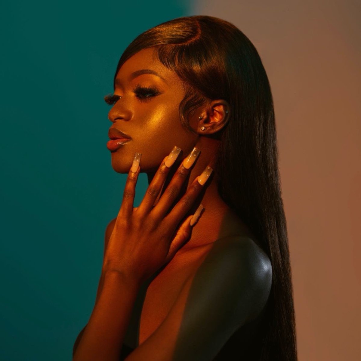 dani_dials's tweet image. Girls with long nails understand the struggle! 💅🏽 See blog: daniellereneebeauty.com/post/hacks-for…

#tipoftheday #beautytips #skintips #selfcaretips