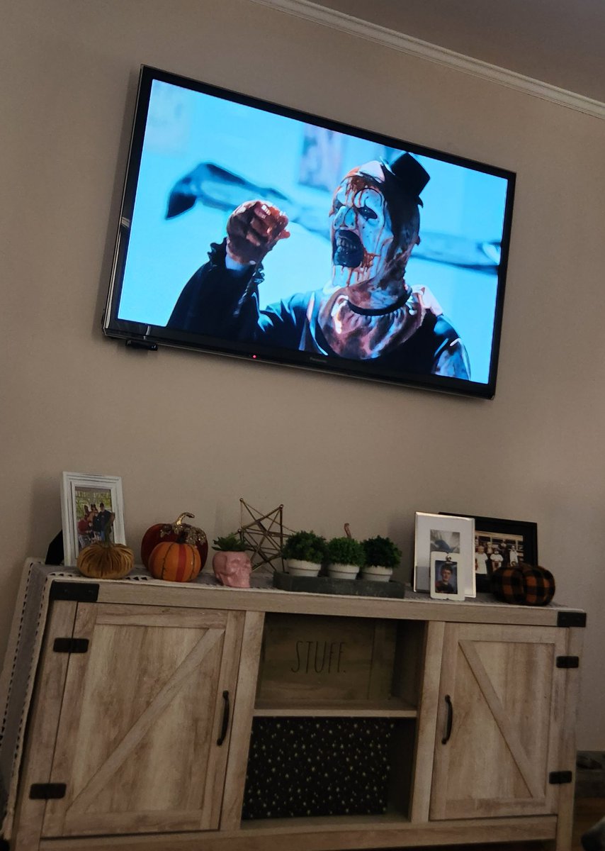 ScaryHedderick's tweet photo. @TerrifierFilm watched #Terrifier2 today, loved every gory, campy, minute! Fun horror watch. 🤡  🎃 🔪 🫀💀
And yes @cwotd the laundry mat scene was so ridiculous and great. https://t.co/89ve7Ah9me