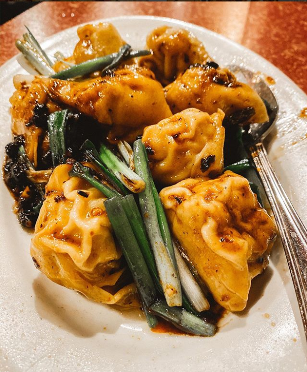Handmade shrimp and pork wontons shimmer, bathed in homemade black bean sauce... Would you rather read our ode to Szechuan wontons or just get in here and grab a few orders??! (PRO TIP: You want these tonight) 🌈❤️

bit.ly/RainbowMpls to order your takeout favorites online