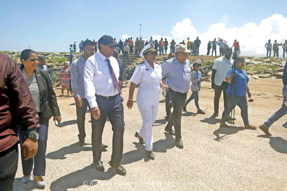 “Ik heb de back track, waar per boot de oversteek kan worden gedaan van Suriname en Guyana v.v. wederom opengesteld. Ik doe een beroep op de mensen de aanwijzingen van de autoriteiten ter plaatse op te volgen”.