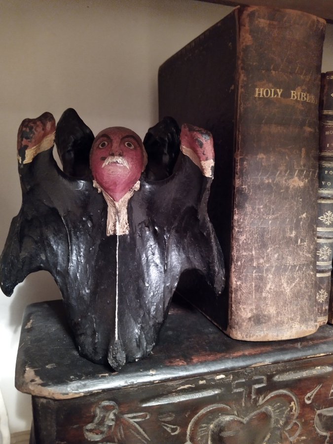 HelenaBrors's tweet photo. These cervical vertebræ from dead horses and cows are all painted in the image of John Wesley, the founder of Methodism. Whether these examples of British #FolkArt were made by devout Methodists or by scornful drunkards is unclear. #31DaysOfHalloween #Gothtober #OfDarkAndMacabre https://t.co/hUEoa3g1eN